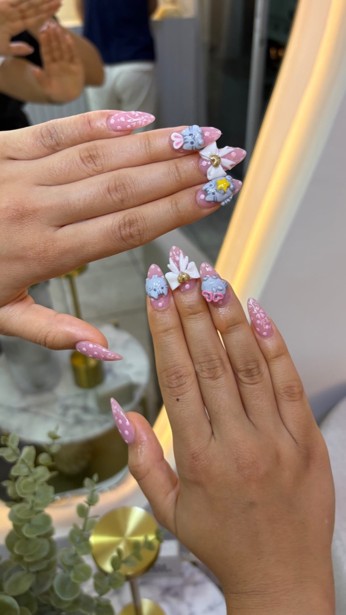 Uñas con flores en relieve