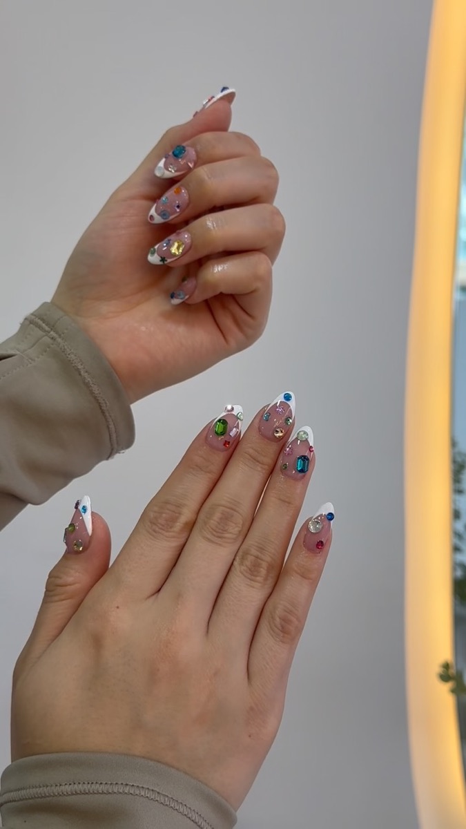 Uñas con detalles plateados